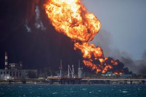 古巴儲油設施遭雷擊連日大火 火勢蔓延第3座油槽